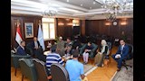 محافظ الإسكندرية يستقبل أسرة عامل نظافة (3)