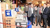 محافظ أسوان يسلم أجهزة ومستلزمات الزفاف لـ51 فتاة من الأسر الأولى بالرعاية -صور