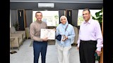 محافظ أسوان يكرم الطالبة الأولى على الشهادة الإعدا