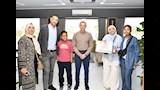 المحافظ مع الطالبة الأولى على الإعدادية وأسرتها
