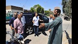 محافظ أسيوط يستوقف سيارة ربع نقل وتروسيكلًا محملين بالأ (7)