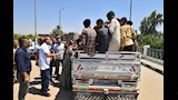 محافظ أسيوط يستوقف سيارة ربع نقل وتروسيكلًا محملين بالأ (3)