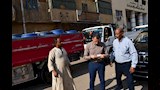 محافظ أسوان يضبط سيارة مخالفة 