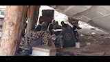 عمال القزق تحت مركب يتناولوا الإفطار 