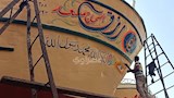 فني يزين المركب قبل موسم الصيد 