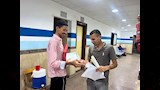 توزيع حلوى المولد على المواطنين بمكتب تأمينات أسيوط (11)