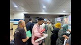 توزيع حلوى المولد على المواطنين بمكتب تأمينات أسيوط (17)