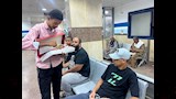 توزيع حلوى المولد على المواطنين بمكتب تأمينات أسيوط (18)