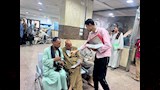 توزيع حلوى المولد على المواطنين بمكتب تأمينات أسيوط (19)