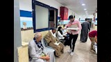 توزيع حلوى المولد على المواطنين بمكتب تأمينات أسيوط (21)