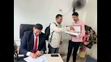 توزيع حلوى المولد على المواطنين بمكتب تأمينات أسيوط (23)