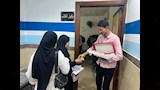 توزيع حلوى المولد على المواطنين بمكتب تأمينات أسيوط (24)