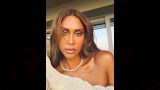 اعتمدت إنجي مكياجا بدرجات ترابية 
