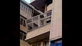 إزالة خطورة شرفة عقار تصدعت واجهتها بالإسكندرية (4)