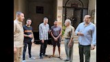 مواطنون من أهالي المنطقة أمام العقار