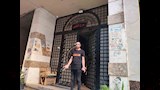 ساكن يتحدث من أمام البرج