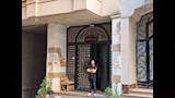 العقار وبعض سكانه أمامه