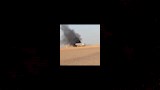 تساعد النار والدخان من السيارة المشتعلة