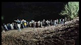 انتظار الأهالي ليلا خلال أعمال البحث