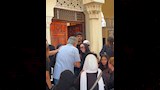 نجلاء فتحي في حالة من الانيهار والحزن خلال تشييع جثمان ابنتها 