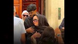 نجلاء فتحي في حالة من الانيهار والحزن خلال تشييع جثمان ابنتها 
