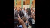 وزير التعليم يمازح طفلًا في افتتاح مدرسة ببنها (2)