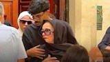 بحجاب ونظارة وقلب مكسور.. هكذا ظهرت نجلاء فتحي في جنازة ابنتها