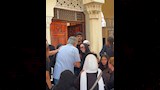 نجلاء فتحي في حالة من الانيهار والحزن خلال تشييع جثمان ابنتها (1)_9