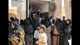 إقبال السيدات على المنافذ المتنقلة لمهرجان التسوق.