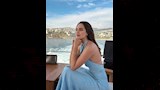 سارة لينا على البحر بإطلالة جذابة
