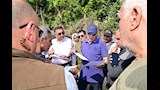 شكوى مواطن بالمستندات توقف وزير الري خلال جولته بالقليوبية (1)