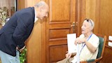 بعد سرقة معاشه.. محافظ السويس يطمئن على مسن ويوجه بملاحقة مرتكبى واقعة النصب 