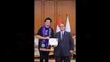 تكريم الطالب من رئيس الجامعة