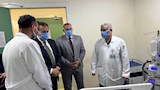 محافظ بورسعيد خلال زيارته المواطن الذي اشعل النار في نفسه ١