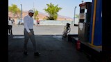 تفقد المحافظ لمحطة الوقود 