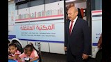 المحافظ يتفقد المكتبة المتنقلة