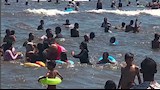  هربًا من الحر وحشود على الساحل.. زحام كبير على شاطئ جمصة -صور