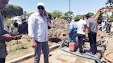 كسر مفاجئ يقطع المياه عن ضواحي السويس.. ونائب المحافظ يتابع الإصلاح (صور)