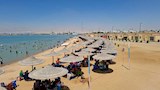 مظلات كبيرة وروسم مخفضة بضاطئ السوايسة