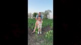 يوسف خلال نزهة مع عضو الحملة