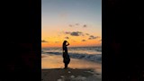 الفنانة لجين خليفة تلتقط صورا على البحر (2)