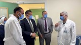 محافظ بورسعيد خلال زيارته المواطن قبل وفاته ١