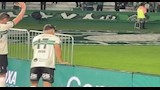 "سقوط مروع".. إصابة لاعب خلال احتفاله بهدف في الدوري البرازيلي 