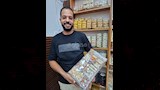 المعلم ممسك بعلبة السبيكة
