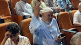 احد الحجاج يلوح بعلامة النصر 