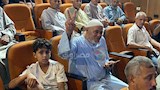 حاج يلوح بعلامة النصر 