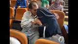 سيدة تقبل يد زوجها بعد فوزه