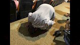 فائز يسجد لله شكرا بعد فوزه 