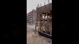أخشاب كانت منتظرة وصول الخرسانة