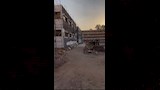 ملعب المدرسة أصبح موطن لبقايا الأخشاب والأسمنت